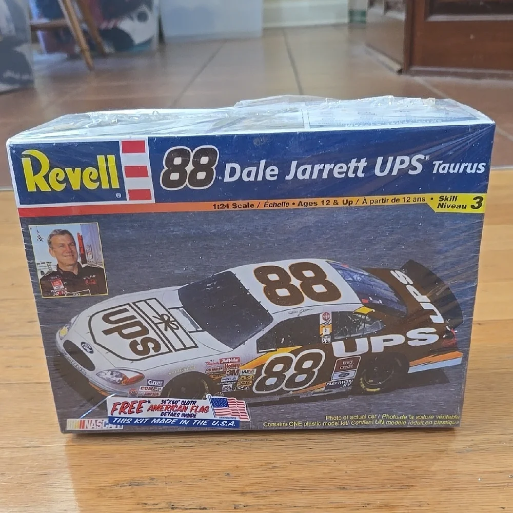 REVELL, 2002 L, Dale Jarrett UPS #88, Taurus, NASCAR , #85-2398, 1:24, USA, NIP - Picture 1 of 9
